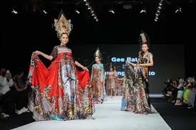 Tren Fashion Berbasis Budaya 2025: Identitas Lokal di Panggung Global